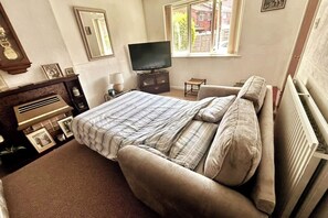 2 bedrooms, desk, iron/ironing board, WiFi