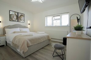 3 bedrooms, iron/ironing board, WiFi, bed sheets