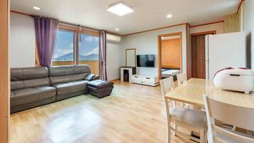 Basic Room, 1 Bedroom (Yongmaru Grand Room 302) | 1 bedroom, free WiFi