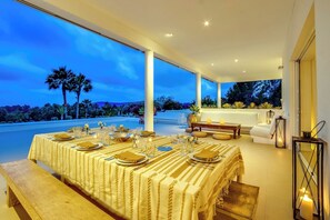 تناول الطعام بالخارج