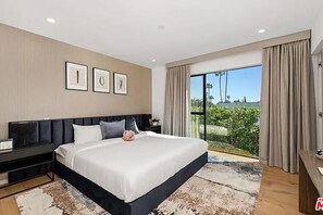 5 bedrooms, WiFi, bed sheets