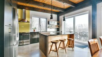 Microondas, horno, placa de cocina y lavavajillas