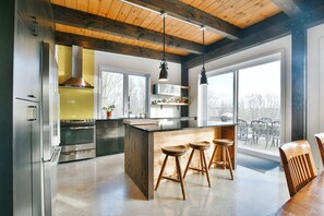 Een magnetron, een oven, een kookplaat, een vaatwasser