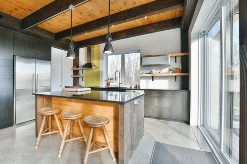 The house on the maple grove. Private land close to local attractions