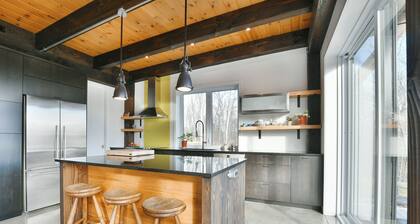 The house on the maple grove. Private land close to local attractions