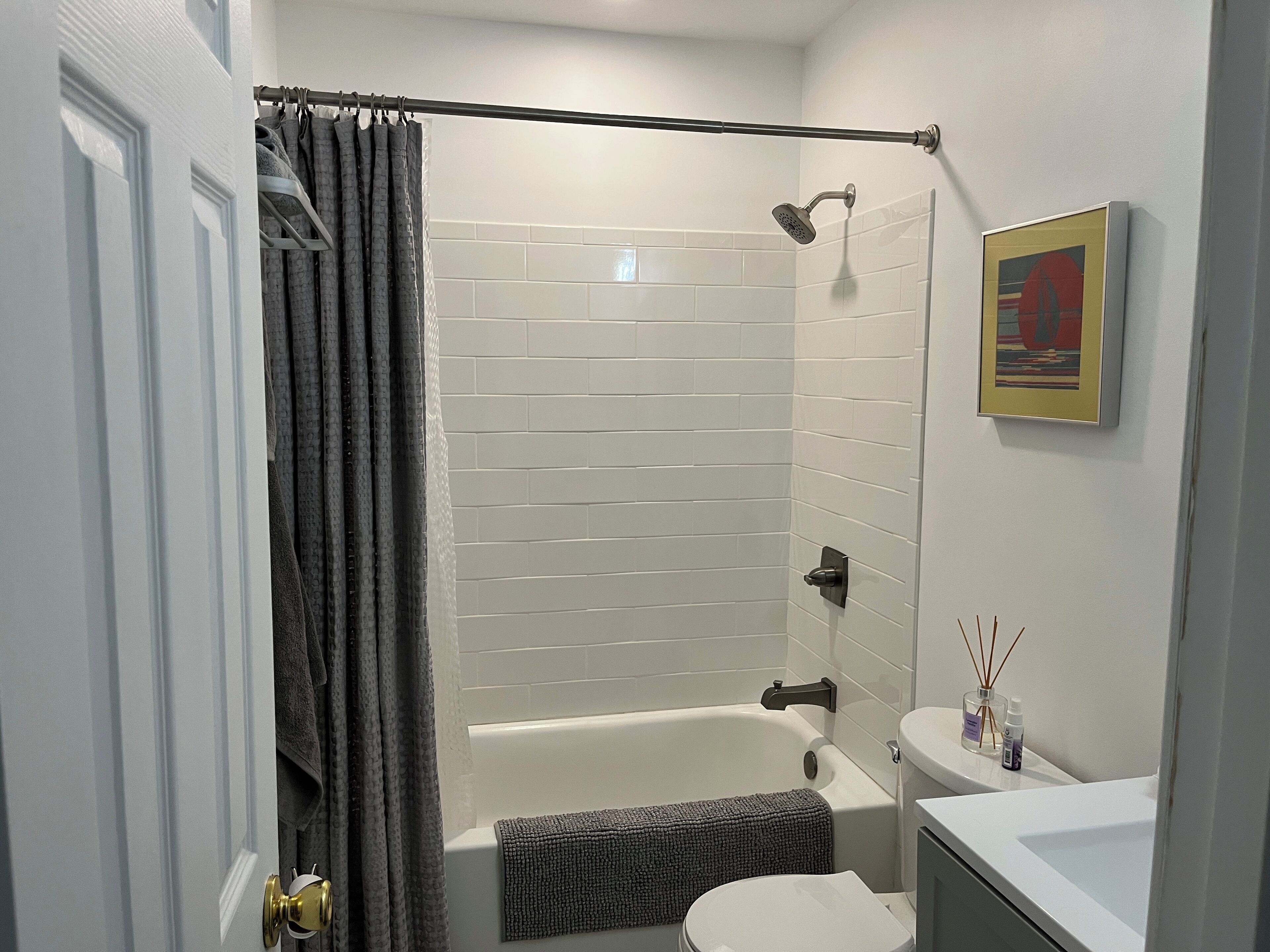 Douche, serviettes fournies, savon, papier toilette