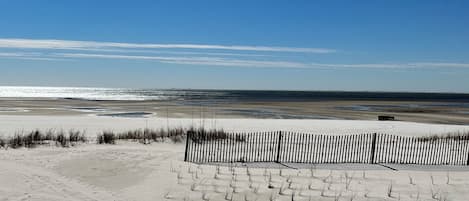 Ranta lähistöllä, aurinkotuoleja, rantapyyhkeitä