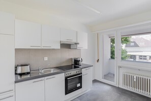 Kühlschrank, Ofen, Herdplatte, Kochgeschirr/Geschirr/Besteck