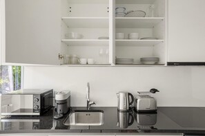 Kühlschrank, Mikrowelle, Ofen, Herdplatte