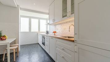 Jääkaappi, mikroaaltouuni, uuni, liesi