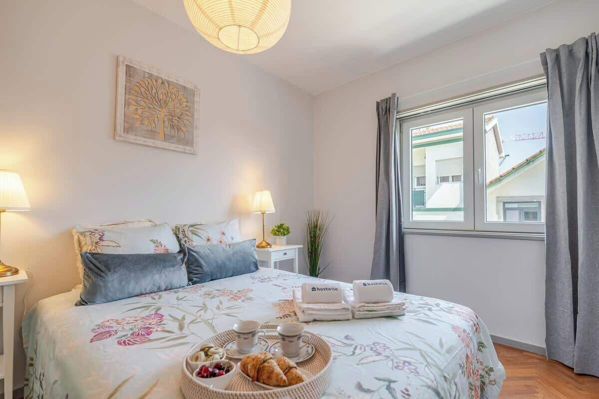 2 dormitorios, tabla de planchar con plancha, cuna de viaje