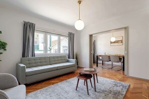 Smart TV - Bright & Spacious Flat w/ Garage by HostWise (Porto)