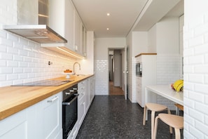 Køleskab, mikrobølgeovn, ovn, kogeplade
