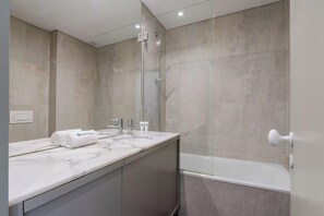 Ducha, secador de pelo, toallas, shampoo