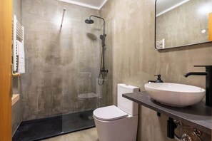 Douche, sèche-cheveux, serviettes fournies, shampoing