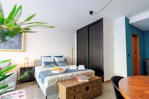 1 slaapkamer, een strijkplank/strijkijzer, gratis wifi, beddengoed