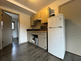 Microondas, cafetera/tetera, tetera/pava eléctrica, utensilios de cocina