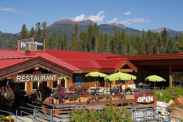 Lunch and dinner served