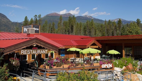 Lunch and dinner served . Saddle Mountain Lodge