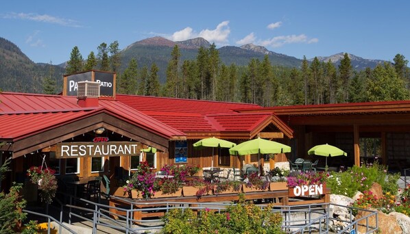 Lunch and dinner served - Saddle Mountain Lodge (Blue River)