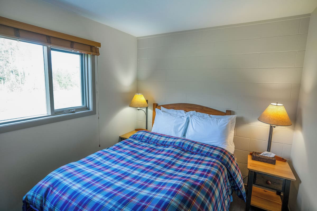 Laptop workspace, free WiFi, bed sheets