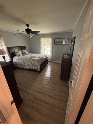 4 bedrooms, iron/ironing board, WiFi, bed sheets