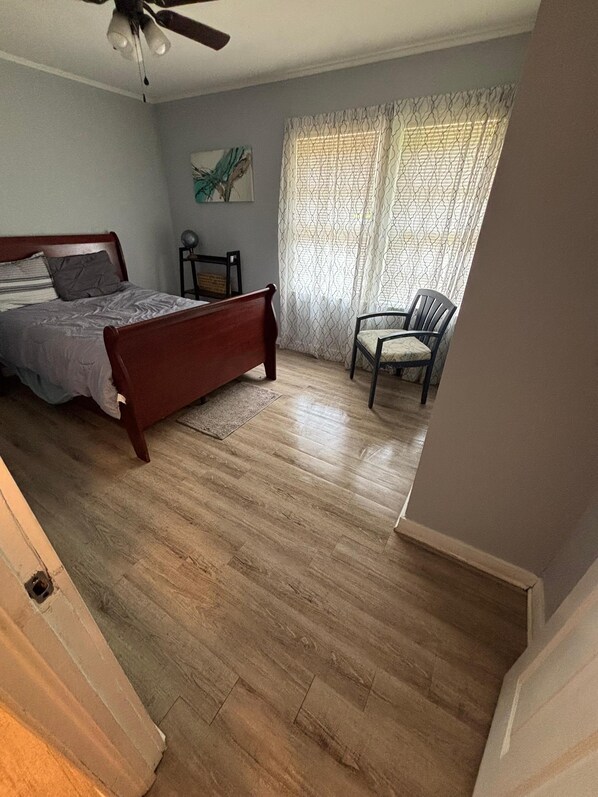 4 bedrooms, iron/ironing board, WiFi, bed sheets