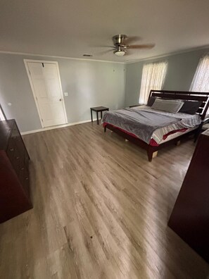 4 makuuhuonetta, silitysrauta/-lauta, Wi-Fi, vuodevaatteet