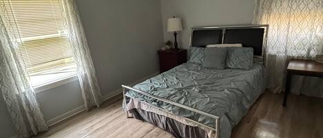 4 slaapkamers, een strijkplank/strijkijzer, wifi, beddengoed