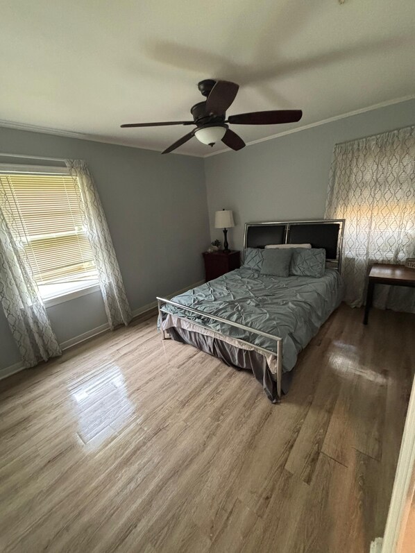 4 bedrooms, iron/ironing board, WiFi, bed sheets