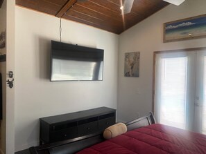 1 bedroom, desk, free WiFi, bed sheets - Charming Poolside Room in Glen Crest Hills. (Los Angeles)