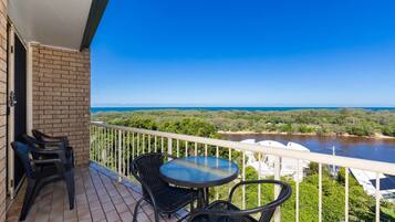 Apartamento, 2 quartos, sacada, vista parcial para o oceano | Vista do quarto