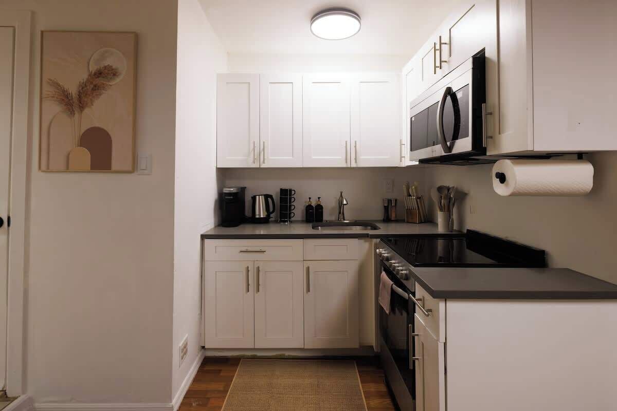 Coffee/tea maker, fridge, microwave, oven