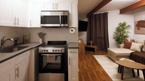 Una cocina compacta con estufa, microondas y armarios.
