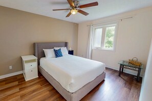 4 bedrooms, iron/ironing board, Internet, bed sheets