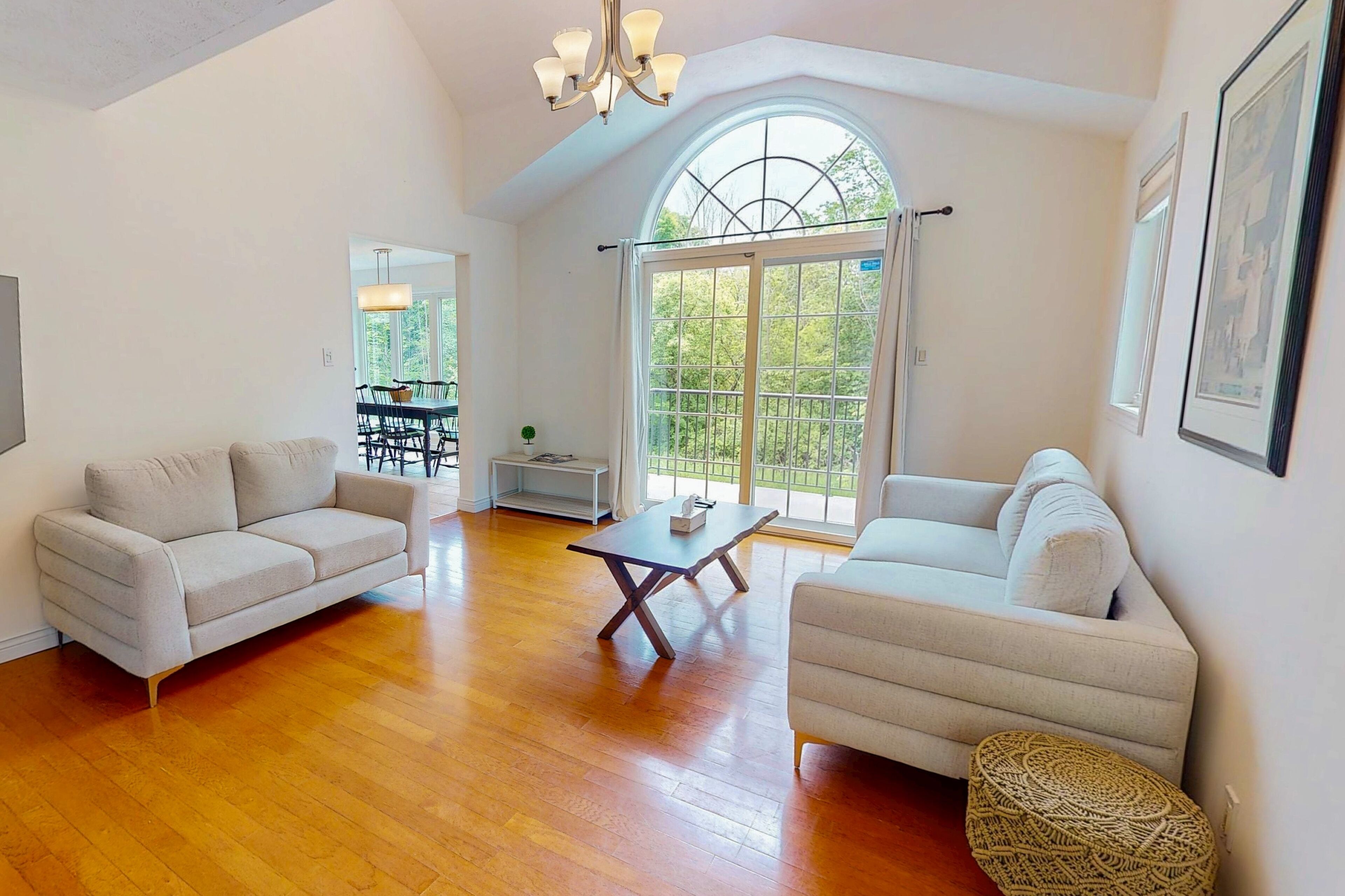 Tv och ett bordtennisbord