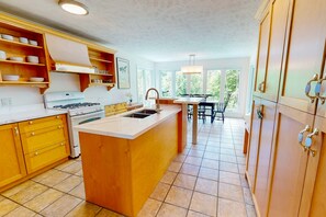 冷蔵庫、電子レンジ、オーブン、コンロ