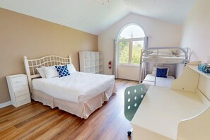 4 bedrooms, iron/ironing board, internet, bed sheets