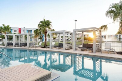 Pet-Friendly 3 BR Daytona Pool and Gym