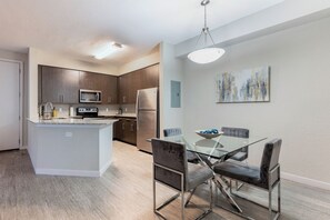 Refrigerador, microondas, cafetera y tetera y tostadora