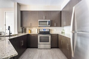 Refrigerador, microondas, cafetera y tetera y tostadora