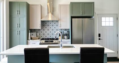 Modern 2-bedroom + den cottage in a prime location