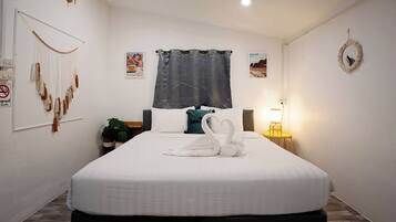 Luxury House, 2 Bedrooms, Beach View | Desk, laptop workspace, free WiFi, bed sheets