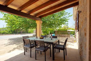 Outdoor dining - ES CLAPER - Beautiful estate with private pool and free Wi-Fi in Artà (Artà)