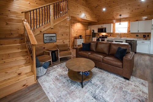 Hot Tub & Firepit~20 Min Lake Cumberland~Family Friendly~River Boat Ramp