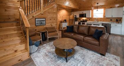 Hot Tub & Firepit~20 Min Lake Cumberland~Family Friendly~River Boat Ramp