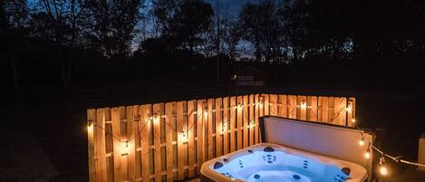 Tina de hidromasaje al aire libre