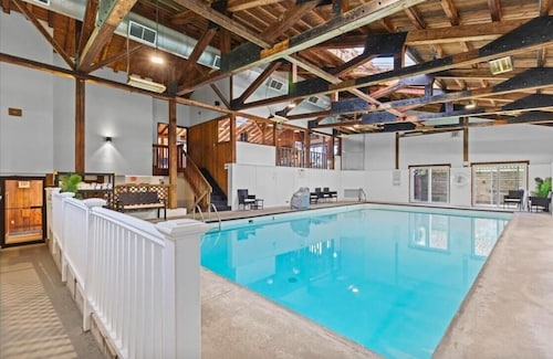 Chic & Cozy Retreat-Updated Condo w/Pool + Views!