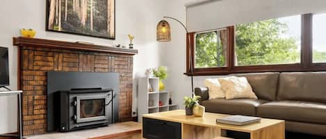 Een smart-tv en een open haard