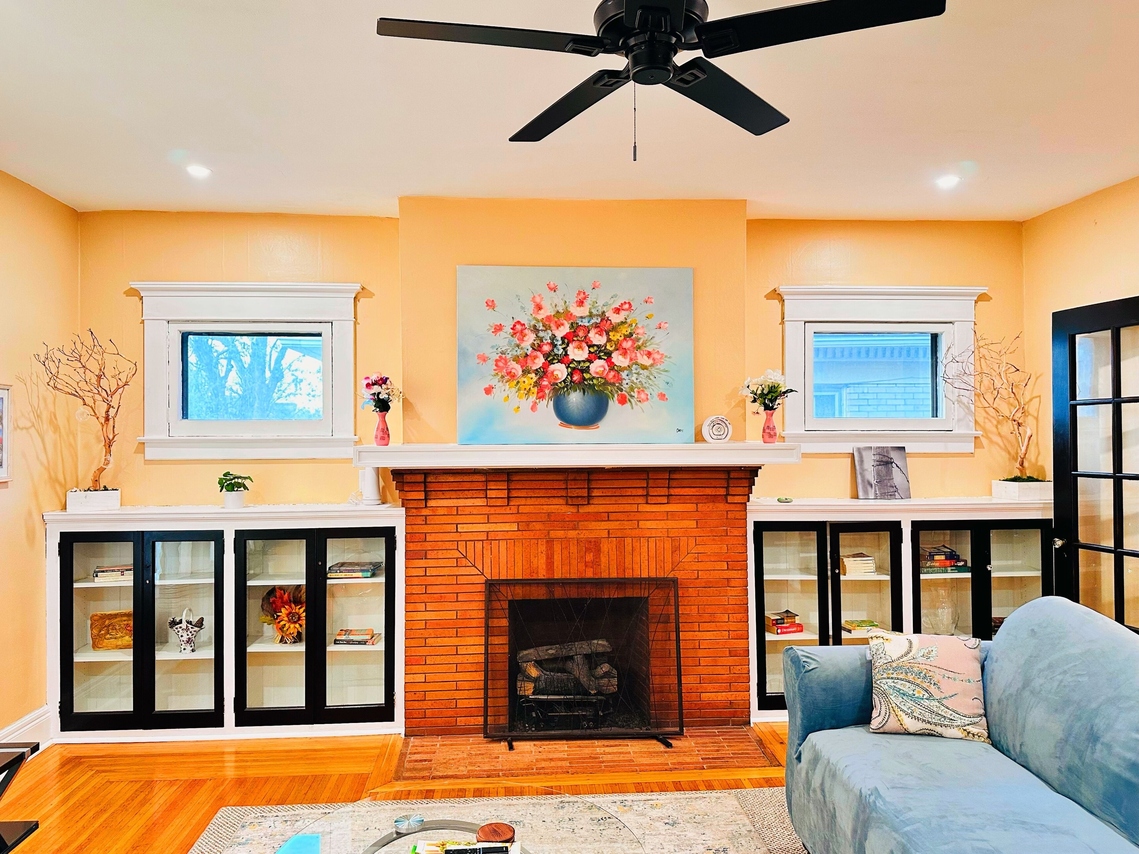 Televisión y chimenea 